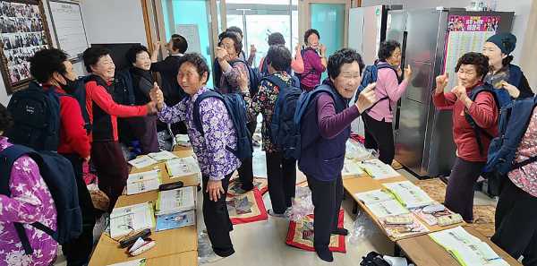 가방을 지원받은 성인 문해교실 교육생들.