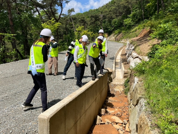 지난 8일 남태헌(가운데) 한국산림복지진흥원장은 숲체원 및 협력업체 직원들과 함께 집중호우 대비 숲길 주변 사면 유실 우려 구간을 점검하고 있다