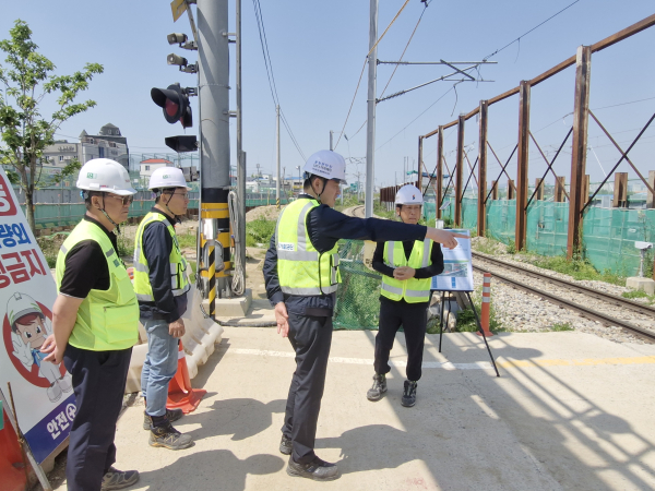 국가철도공단 김윤양 충청본부장(왼쪽에서 세 번째)이 10일 충북선 오송∼청주 간 석화건널목 입체화공사 현장을 방문하여 안전점검을 하고 있다.