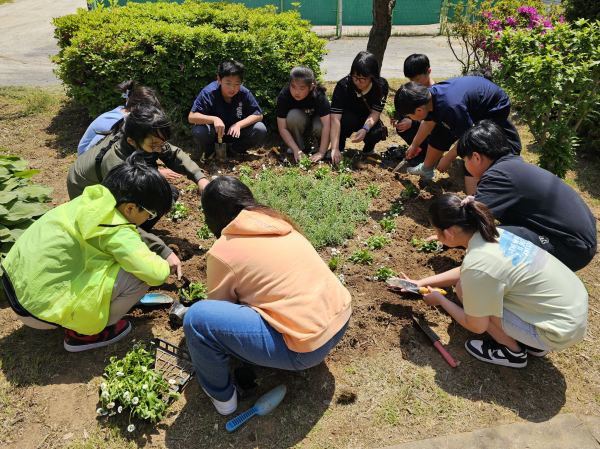 꽃동산 조성으로 아름다운 교정 만들기 모습