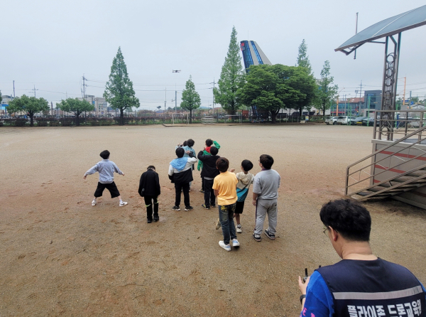 지난 7일 태안읍 화동초등학교에서 진행된 드론 체험 교육 모습.