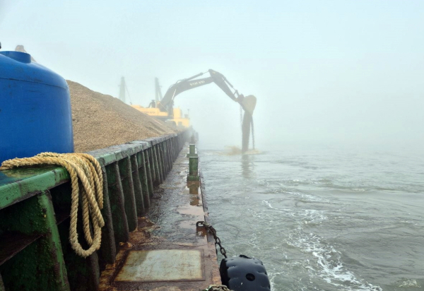 지난 12일 오전 근소만 소원해역 어장에서 진행된 ‘청정어장 재생 사업’ 모습(모래 살포).