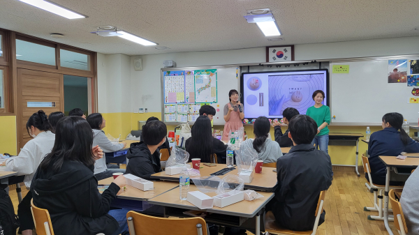 지난 10일, 소담고 학생들이 소담고에서 진행된 일본문화 체험 캠프에 참여하고 있다.