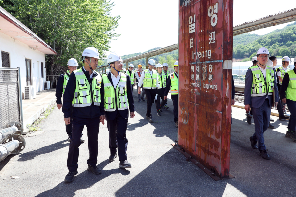 13일, 교외선 일영역 개량공사 현장점검을 하고 있는 국가철도공단 이성해 이사장(맨 앞 왼쪽에서 두 번째)