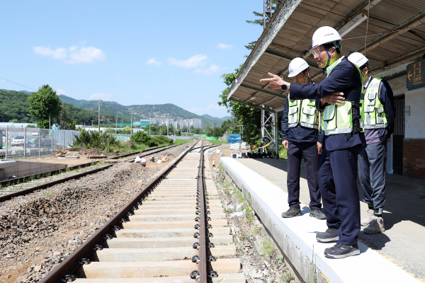 13일, 교외선 일영역 개량공사 현장점검을 하고 있는 국가철도공단 이성해 이사장(맨 앞)