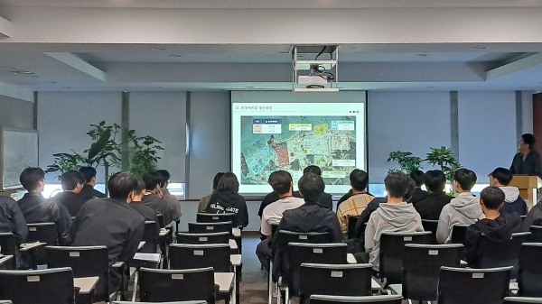 지난 13일 롯데케미칼 대산공장에서 서산공고 학생들을 대상으로 추진된 ‘우리 동네 기업 둘러보기’ 진행