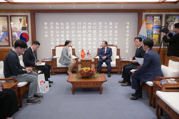 최민호 시장, 14일 아이다 이스마일로바(Aida Ismailova) 주한 키르기즈공화국(키르기즈스탄) 대사 만나 환담 모습