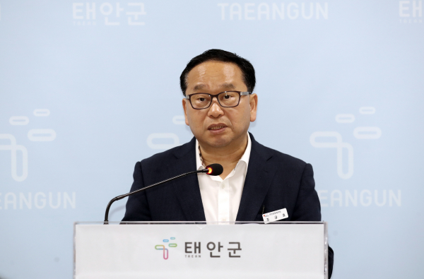 14일 군청 브리핑실에서 조규호 주민공동체과장 정례브리핑 모습