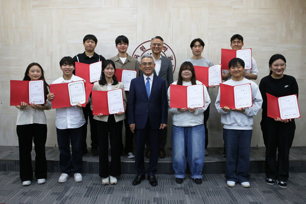 목원대 대학본부 4층 도익서홀에서 열린 2024 목원대 장애인식 개선 캠페인 공모전 시상식에서 수상 학생 등이 기념촬영