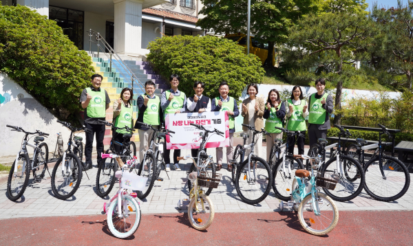후생학원에 직접 조립한 자전거 기증 모습