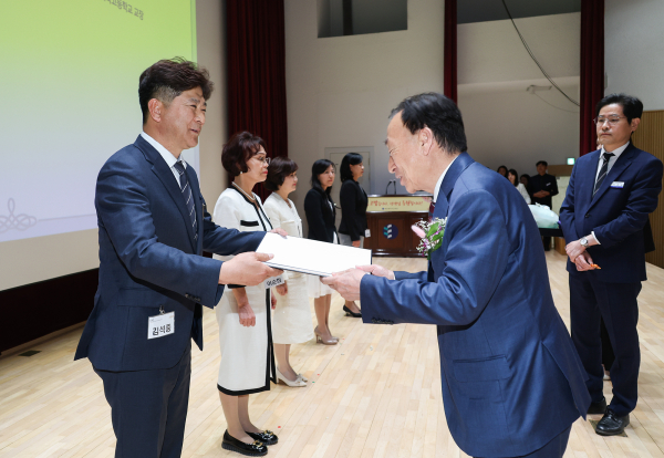 제43회 스승의 날 기념식 개최 (교육발전에 기여한 유공 교원에게 정부포상과 표창)