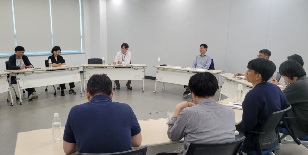 성창훈 사장이 데이터센터 직원들과 간담회를 진행하며 애로사항 청취와 발전방향에 대해 얘기하고 있다