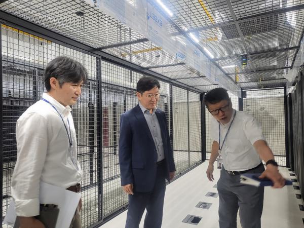 성창훈 사장(가운데)이 IDC센터 전산실을 현장방문하여 장애 예방 개선사항에 대해 직접 점검하고 있다.
