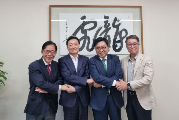 수출 확대 간담회 기념사진 * 한국농수산식품유통공사 김춘진 사장(우측 2번째), 농심 이병학 대표이사(우측 3번째)