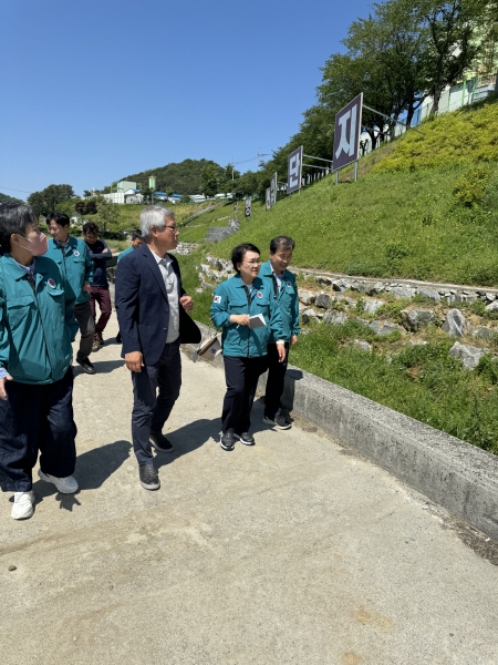 구항농공단지 위험사면 민관합동점검 현장을 방문한 조광희 홍성부군수