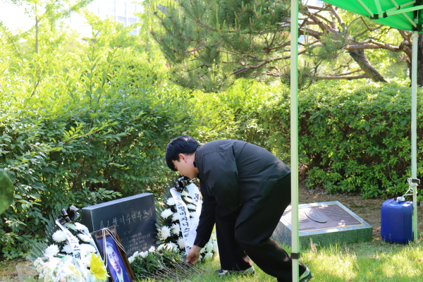 △의인 故 이수현 추모비에 헌화를 하고 있는 고려대학교 세종캠퍼스 학생