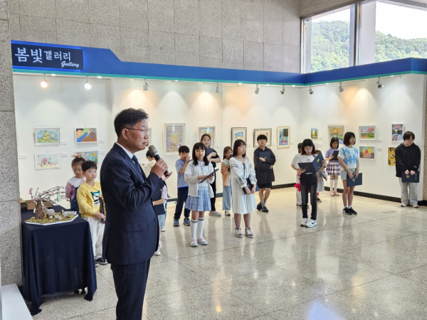 '봄빛 갤러리'에서 어린이 미술 전시 개막식 개최 모습