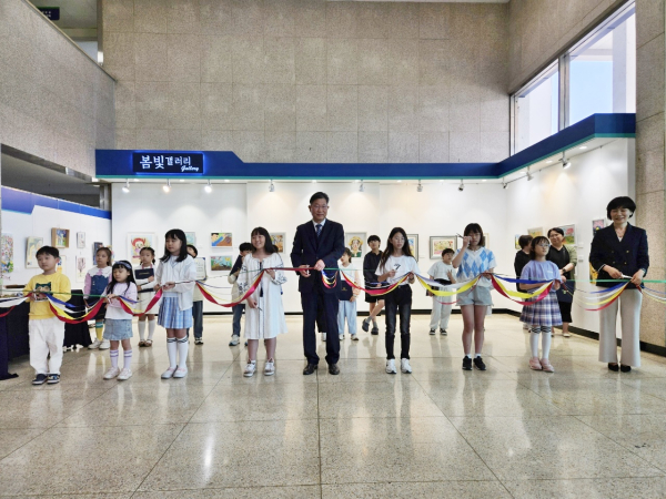 ​'봄빛 갤러리'에서 어린이 미술 전시 개막식 개최 모습​