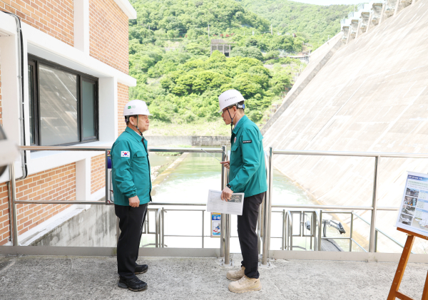 윤석대 한국수자원공사 사장(사진 왼쪽)이 17일 섬진강댐에서 댐 방류 설비를 점검하며 임원진, 본사 및 전국 댐 지사 부서장과 함께 홍수 대비 체계를 점검하고 있다.
