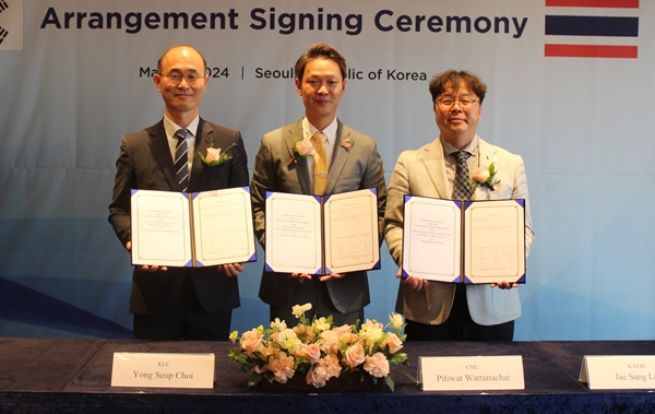 보도사진1_MOA 기념사진(왼쪽부터 핵융합연 최용섭 소장, 치앙마이대 Pitiwat Wattanachai 원장, 원자력연 이재상 단장)