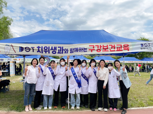 치위생과, 복수동 오복마을 축제에서 구강보건교육 봉사활동 모습
