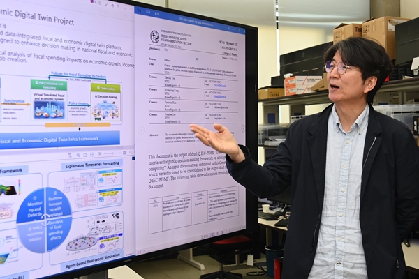 ETRI 유태완 선임연구원이 '에지(edge) 컴퓨팅 기반 공공의사 결정 프레임워크 데이터 관리 인터페이스' 국제표준 내용에 대해 설명하는 모습