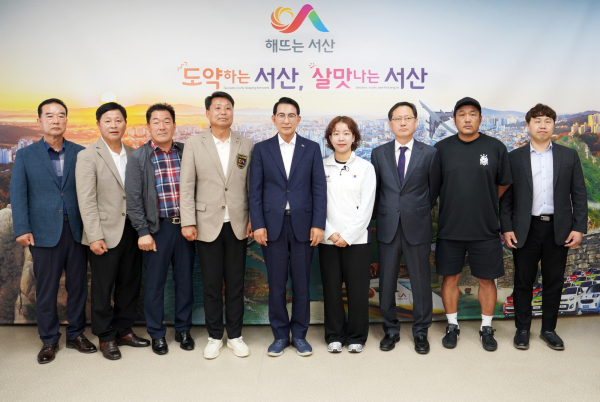 지난 20일 시청 시장실에서 열린 파리올림픽 출전 특별지원금 및 격려금 전달식 단체사진