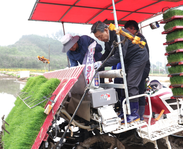 21일 태안읍 산후리 영농 현장을 찾은 가세로 군수.