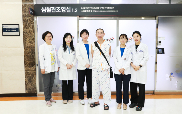 왼쪽부터 심장내과 정진옥, 김미주, 진선아 교수, 환자, 심장혈관흉부외과 곽유진 교수, 심장내과 전유진 전문간호사