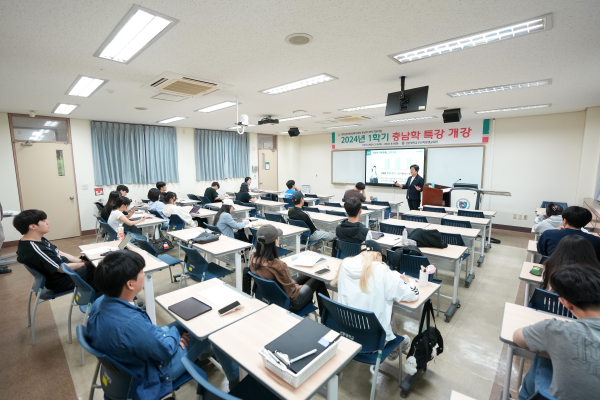 김희영 의장이 아산학 특강을 하고 있는 모습./아산시의회 제공