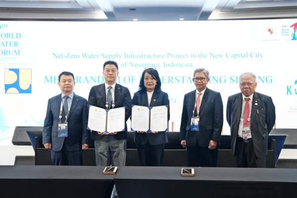 지난 21일 인도네시아 발리에서 열린 제10차 세계물포럼에서 인도네시아 공공사업주택부와 누산타라 탄소중립 상수도 인프라 구축사업의 조속한 착공을 위한 업무협약을 체결했다.(사진 왼쪽부터 윤석대 한국수자원공사 사장, 한성용 한국수자원공사 글로벌사업본부 본부장, 디아나 쿠스마투티 인도네시아 공공사업주택부 주거청 총국장, 다니스 수마딜라가 인도네시아 공공사업주택부 신수도개발위원회 위원장, 바수키 하디물요노 인도네시아 공공사업주택부 장관)
