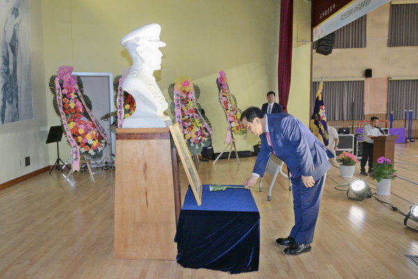 김종오 장군 탄신제 진행 헌화하는 최민호 시장 모습