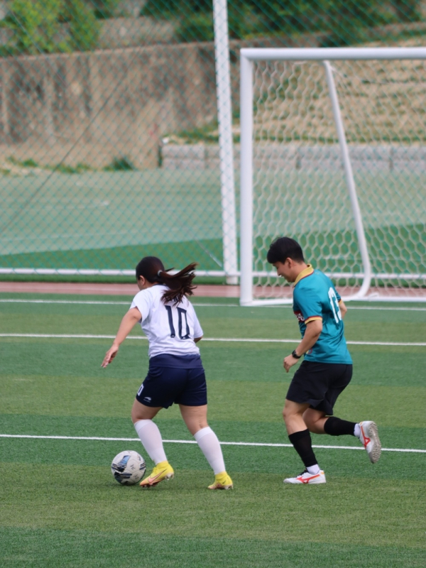 여대생 축구동아리인 배재대 PLFC가 지난 20일 배재대 대운동장에서 장애인‧비장애인 통합축구단 펀펀클럽과 친선경기를 갖고 있다.
