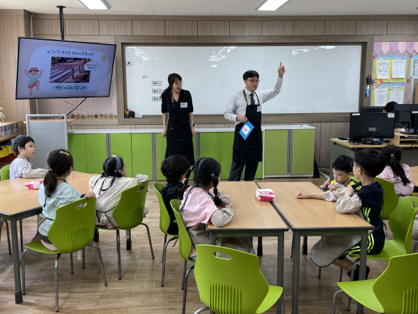 대전동서초등학교, 임기근 조달청장 초청하여 교육기부 진행 모습