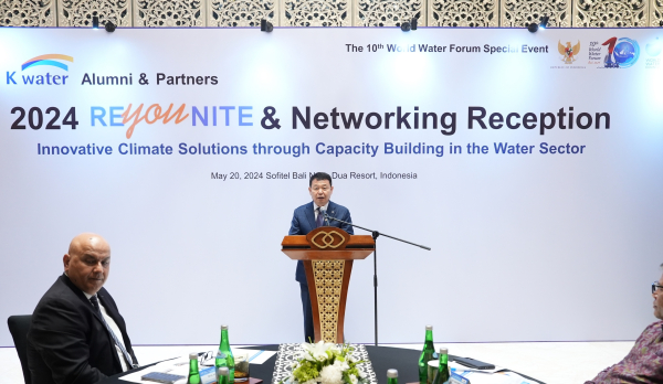 윤석대 한국수자원공사 사장(사진 가운데)이 지난 20일 인도네시아 발리 현지에서 개최한 ‘2024 K-water Alumni & Global Partners Networking Reception’ 행사에서 환영사를 하고 있다.