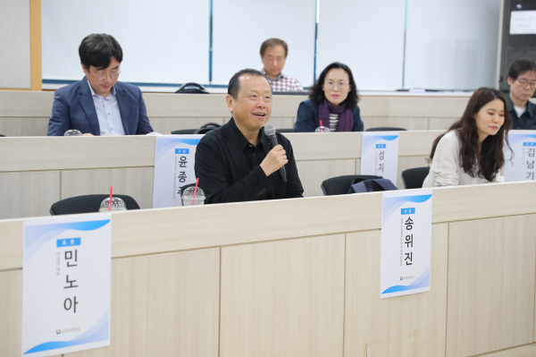 22일 개최된 ‘한국리빙랩네트워크 과학기술워킹그룹 세미나’에서 송위진 한국리빙랩네트워크 정책위원장이 좌장을 맡아 전문가 패널 토의를 진행하고 있다.