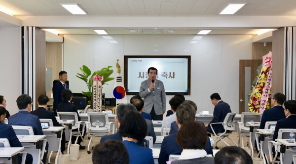 제26회 충남상업경진대회 개회식에서 인사말하는 김동일 시장