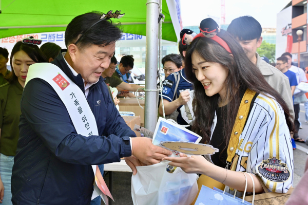 '예가정성의 날'을 홍보하는 최재구 예산군수