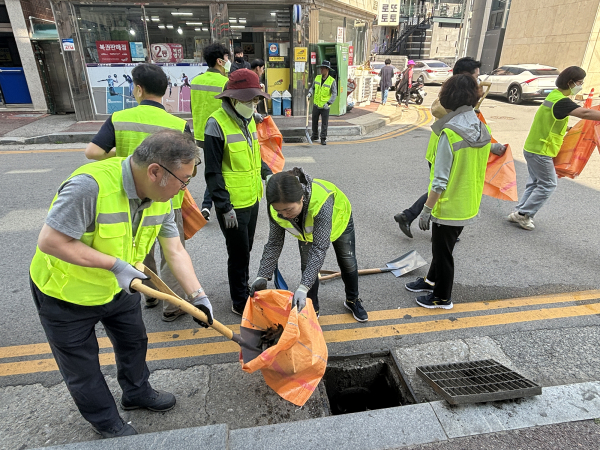 여름철 호우피해 예방 빗물받이 정비 모습