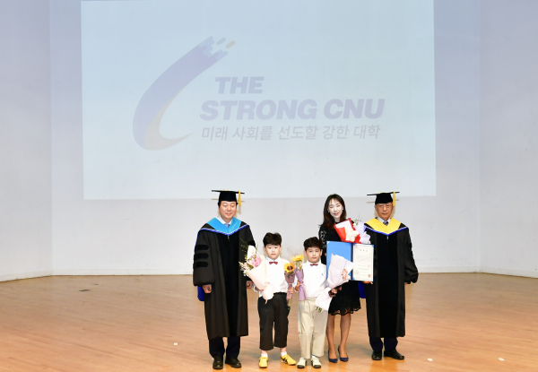 ‘故 장희재 동문 명예박사 학위 수여’ 사진 (좌측부터 김정겸 총장, 장희재 동문의 쌍둥이 아들, 언니 장혜선 씨, 이충균 대학원장)