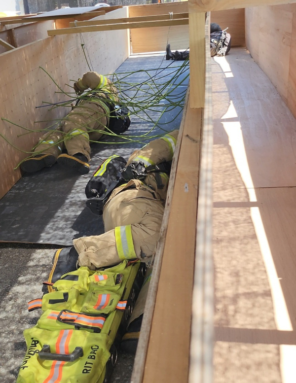 도 119특수대응단 구조대원이 지진대비 장애물 극복훈련을 하고 있다