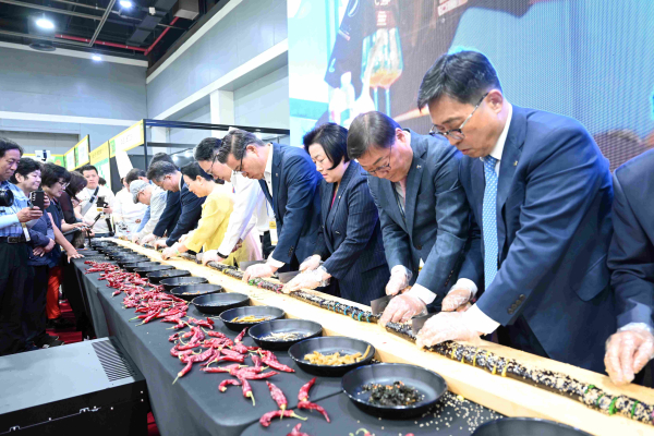 2024 K-웰니스 푸드&투어리즘 페어 현장사진  * 한국농수산식품유통공사 김춘진 사장(우측 1번째)