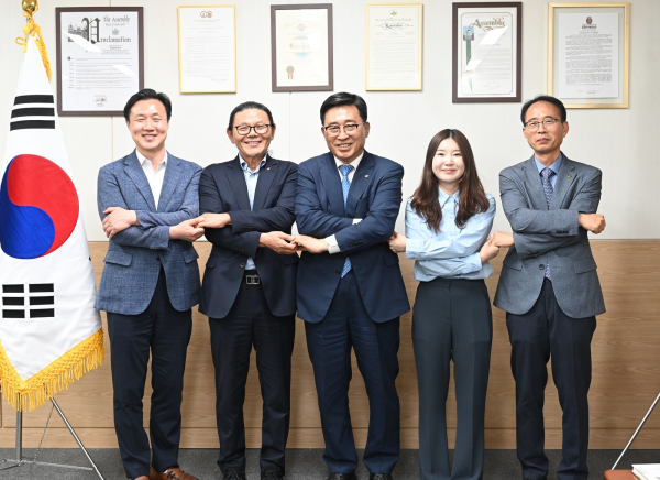 한국토종닭협회 간담회 기념사진 * 한국농수산식품유통공사 김춘진 사장(좌측 3번째), 한국토종닭협회 문정진 회장(좌측 2번째)