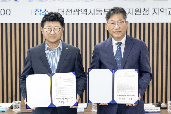 최충규 대덕구청장(사진 왼쪽)과 최재모 동부교육지원청 교육장(사진 오른쪽)이 업무협약을 체결한 후 기념촬영을 진행하고 있다.