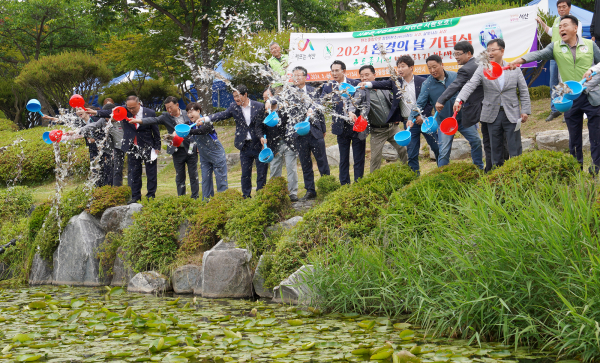 지난 25일 개최된 ‘2024 환경의 날 기념행사’에서 치어방류 모습