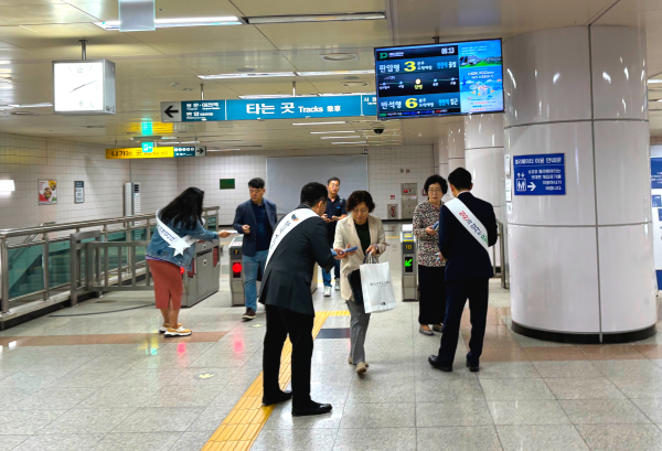 현대 효문화 확산 위한‘칭찬·감사 캠페인’ 진행 모습