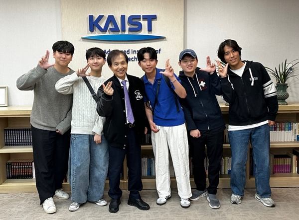 KAIST 교가·애국가 챌린지에 학부생 동아리와 함께 출전하는 이광형 총장