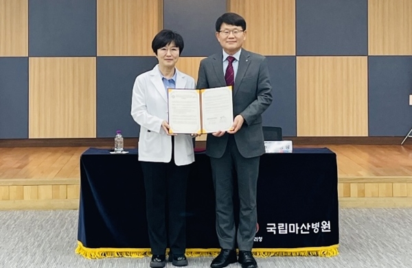 양성광 KBSI 원장(오른쪽)과 국립마산병원 황수희 원장(왼쪽)