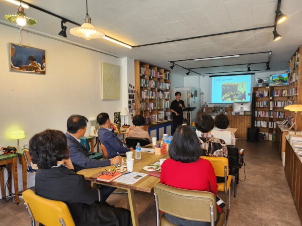 책방 나들이「여기, 지금 책방」을 운영
