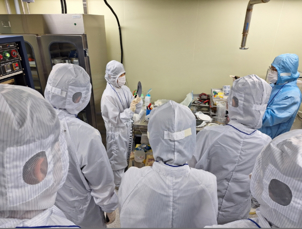 대학일자리본부가 운영한 ‘2024 반도체 8대 공정 이해와 실습 기초과정’ 중 수강생들이 웨이퍼 절단 실습 설명을 듣고 있다.